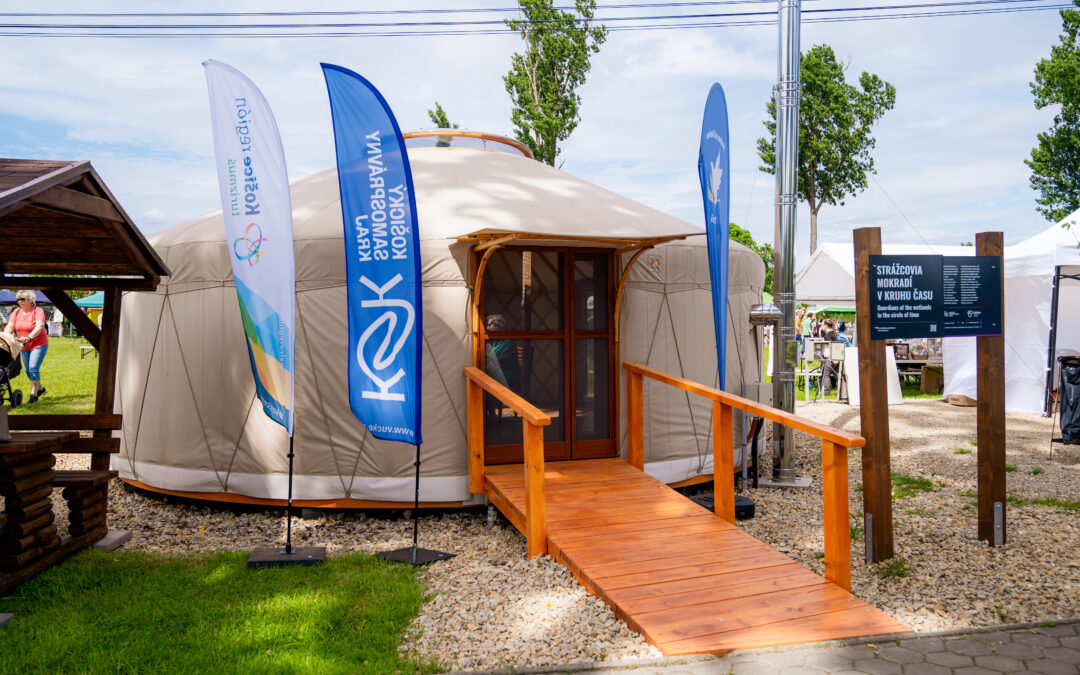 OTVORENIE PROJEKTU: Zabudnite na bežné hotely! Pri Budulovských rybníkoch vyrástla pravá jurta. Prespíte v nej ako starodávni nomádi
