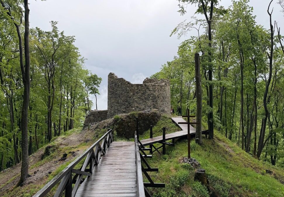 OTVORENIE PROJEKTU: Z nenápadných ruín je nový turistický hit: Hrad Sokoľ otvoril vyhliadku v zrekonštruovanej hradnej veži